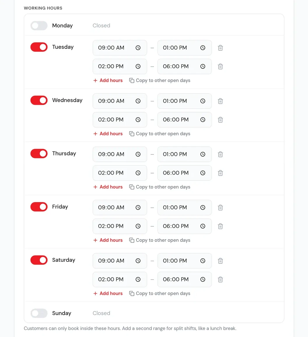 Editor de horario (en inglés): lunes y domingo cerrado, y de martes a sábado de 9:00 AM a 1:00 PM y de 2:00 PM a 6:00 PM, con enlaces para agregar horas y copiarlas a otros días