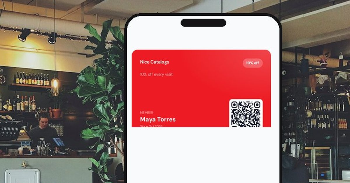 Composición: café al fondo y un celular con tarjeta de fidelidad roja Nice Catalogs (10% off, miembro Maya Torres, código QR)