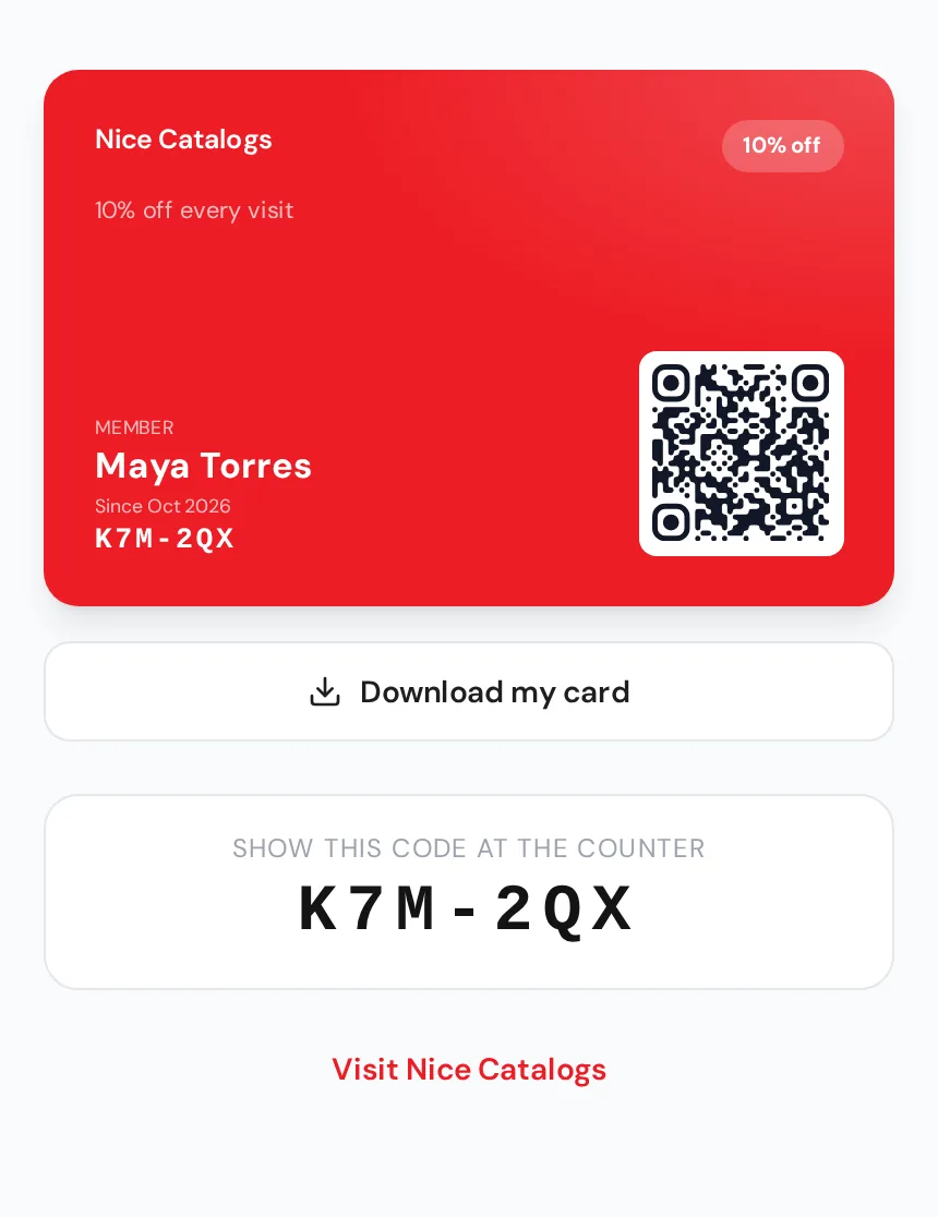 Tarjeta de miembro digital roja de Nice Catalogs en el celular: 10% off, miembro Maya Torres desde oct 2026, código K7M-2QX, QR, botón para descargar y el código grande para mostrar en el mostrador